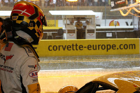 Jan Magnussen ventende i regnvejret!